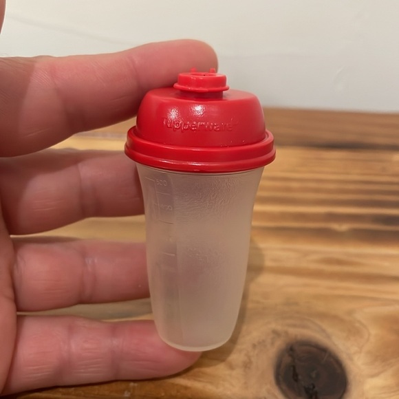 Vintage Tupperware Mini Key Chain Quick Shake
Cup Tumbler Lid Pill Container Red - Picture 3 of 9